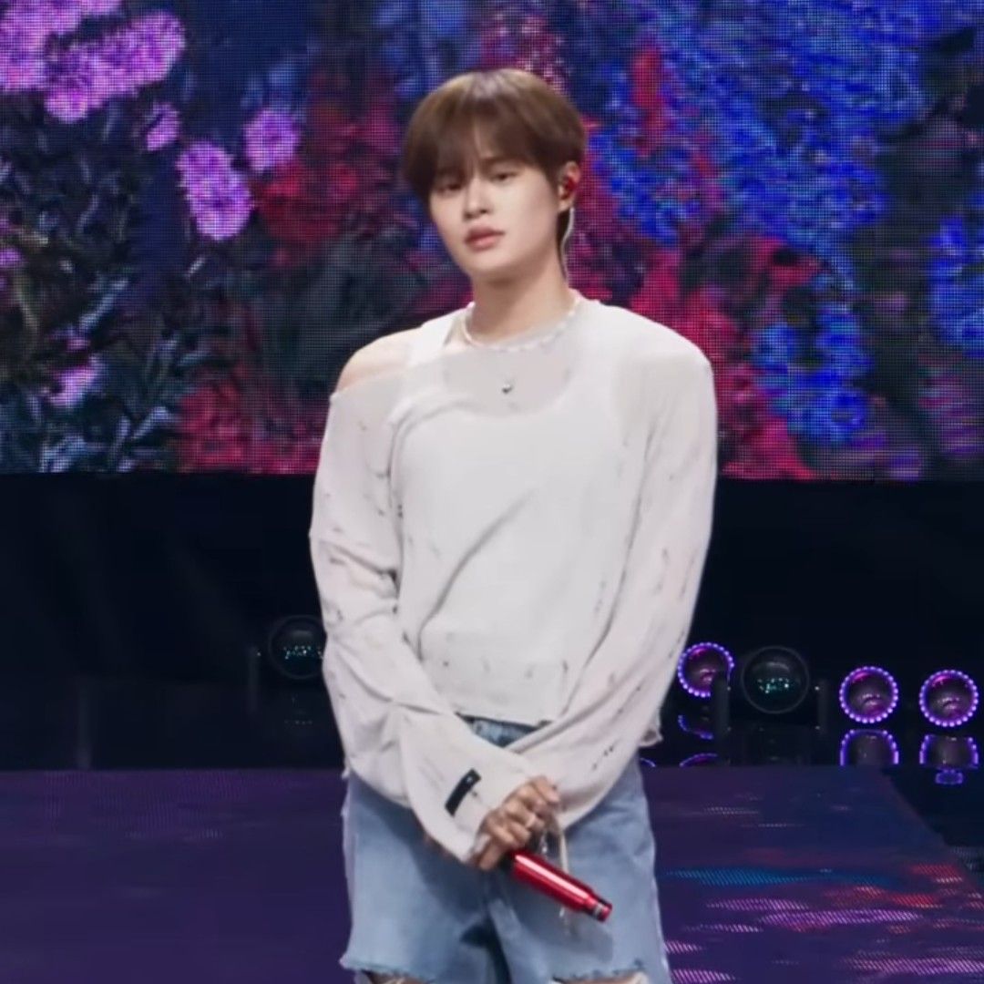 A moment captured by Lee Daehwi (AB6IX)'s fan