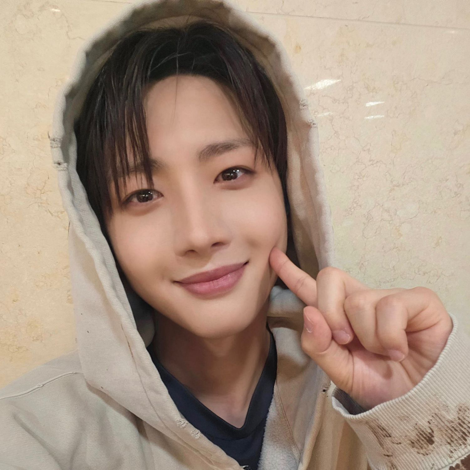 Recent activity shot of Hui (PENTAGON)