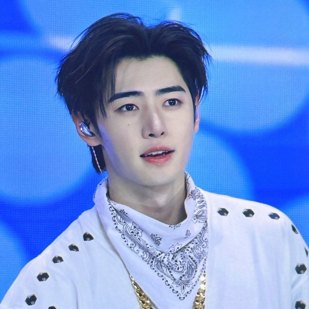 Foto aktivitas terbaru Sunghoon (ENHYPEN)