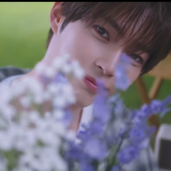 Behind-the-scenes cut of Sung Hanbin (ZEROBASEONE)