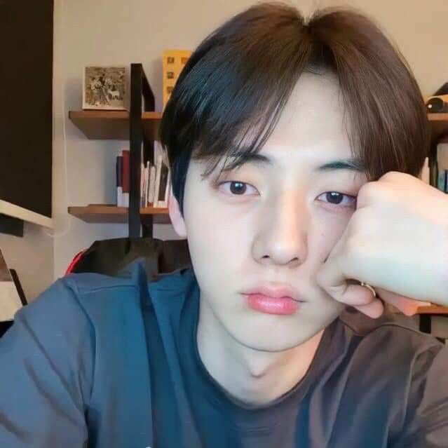 A moment captured by Hwang Minhyun's fan