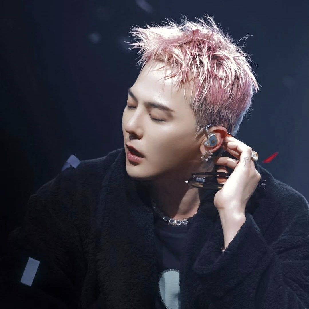 Recent activity shot of G-DRAGON (BIGBANG)