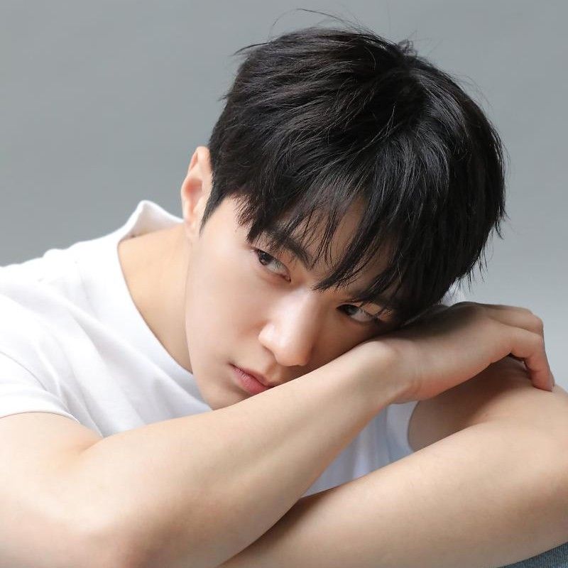 Behind-the-scenes cut of L (INFINITE)