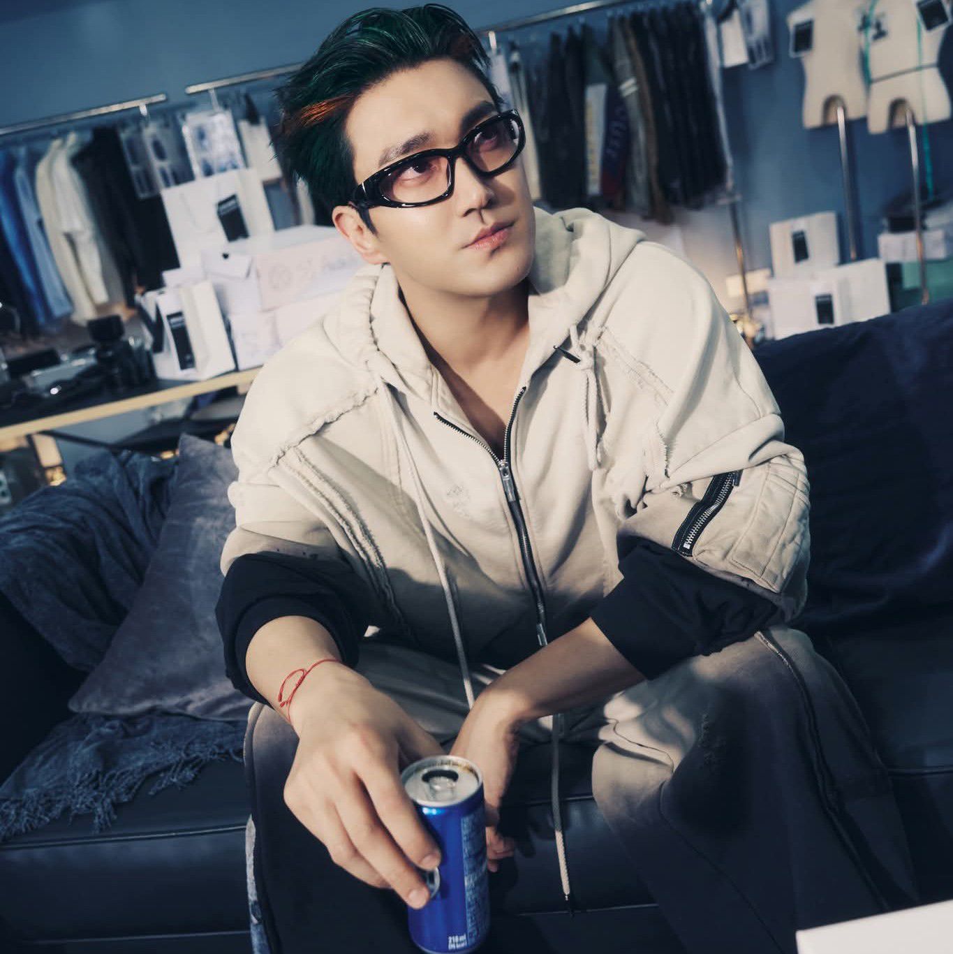 Behind-the-scenes cut of Super Junior