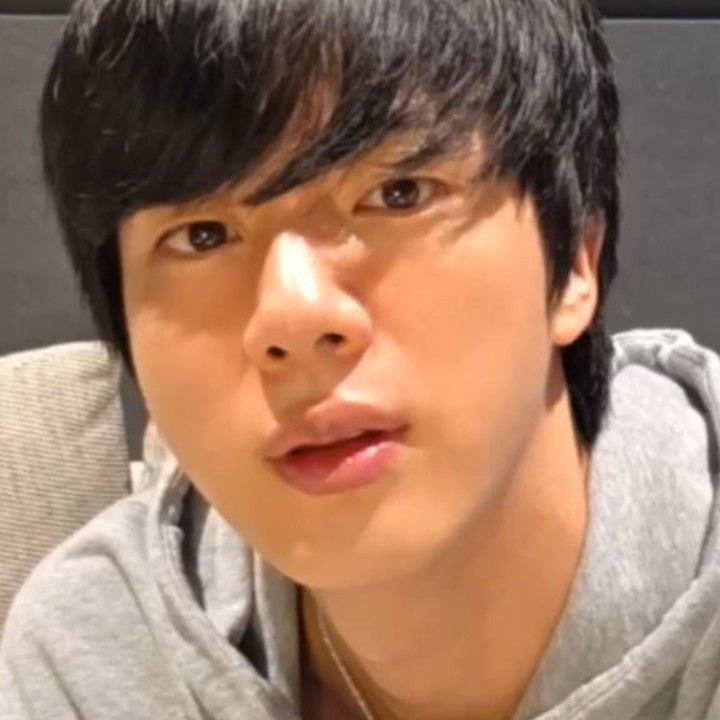 Foto aktivitas terbaru Jin (BTS)