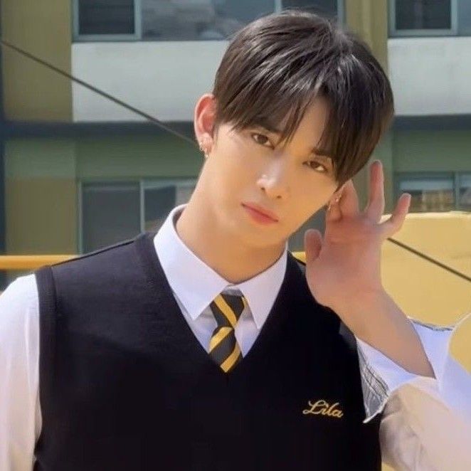 Behind-the-scenes cut of Bae Jinyoung