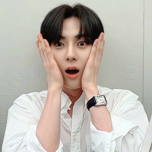 A moment captured by Hwang Minhyun's fan