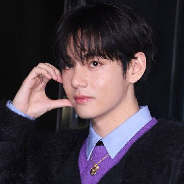 뷔 (방탄소년단)의 최신 사진