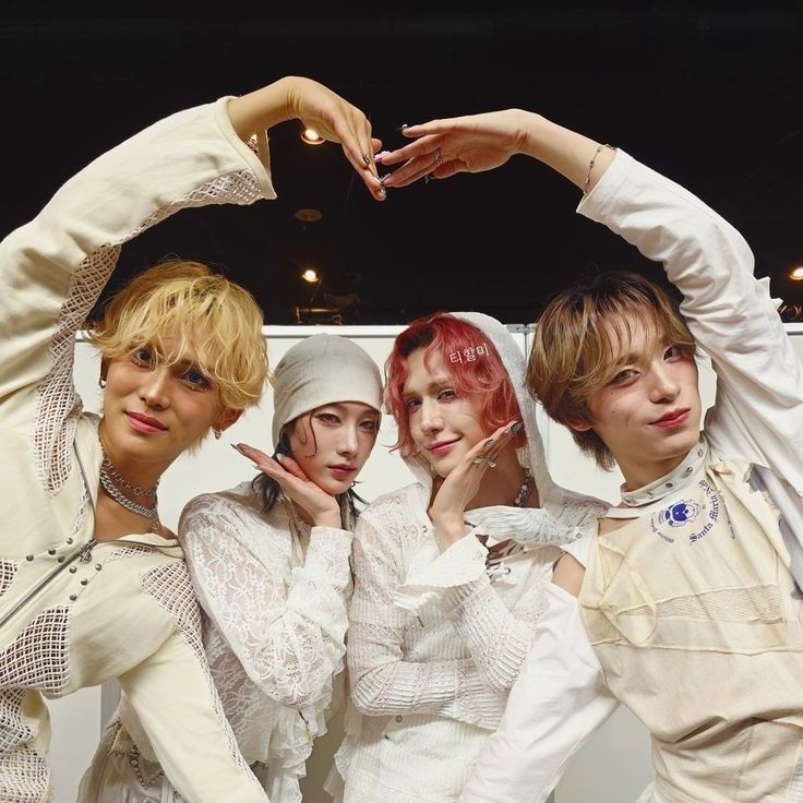 A moment captured by XLOV's fan