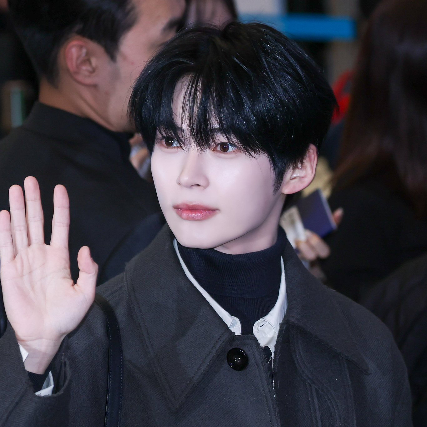 Recent activity shot of Sung Hanbin (ZEROBASEONE)