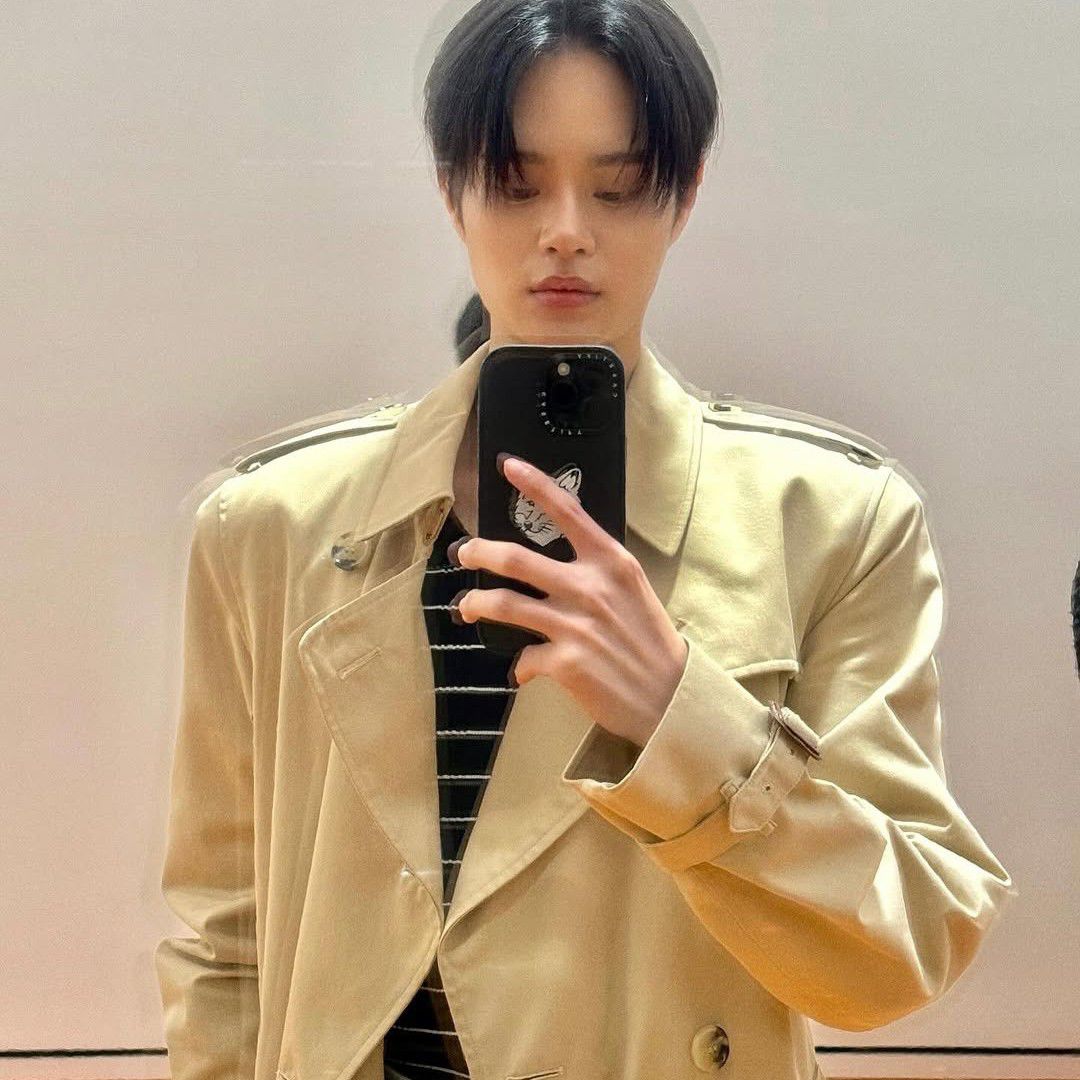 A moment captured by Lee Daehwi (AB6IX)'s fan