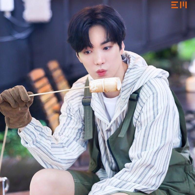 A moment captured by Kim Jonghyeon's fan