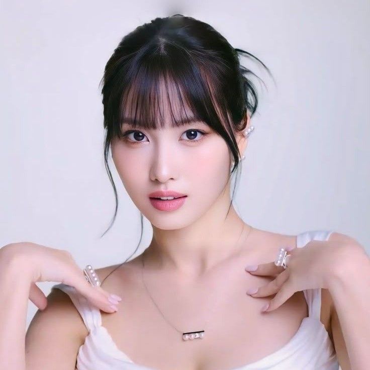Behind-the-scenes cut of Momo (TWICE)