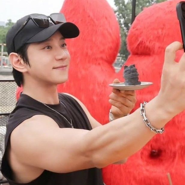 Recent activity shot of Hwang Chiyeol
