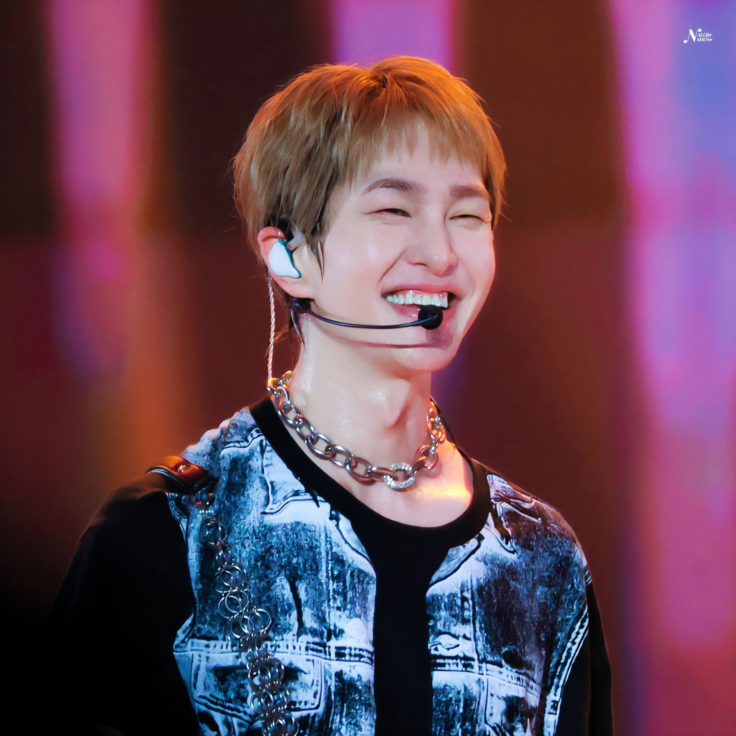 A moment captured by Onew (SHINee)'s fan
