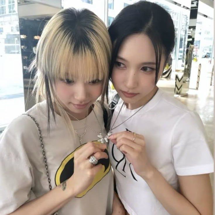 Behind-the-scenes cut of Mina (TWICE)