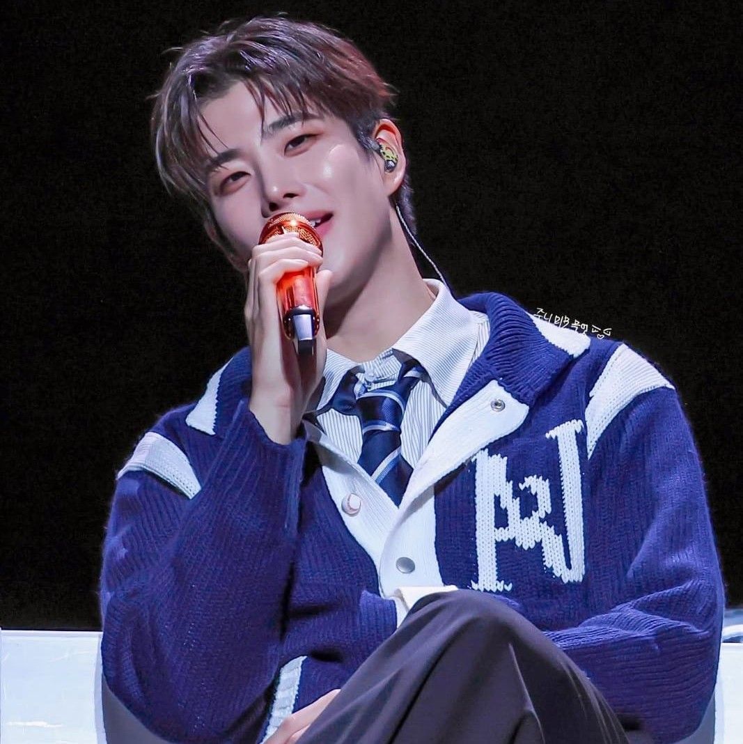 A moment captured by MJ (ASTRO)'s fan