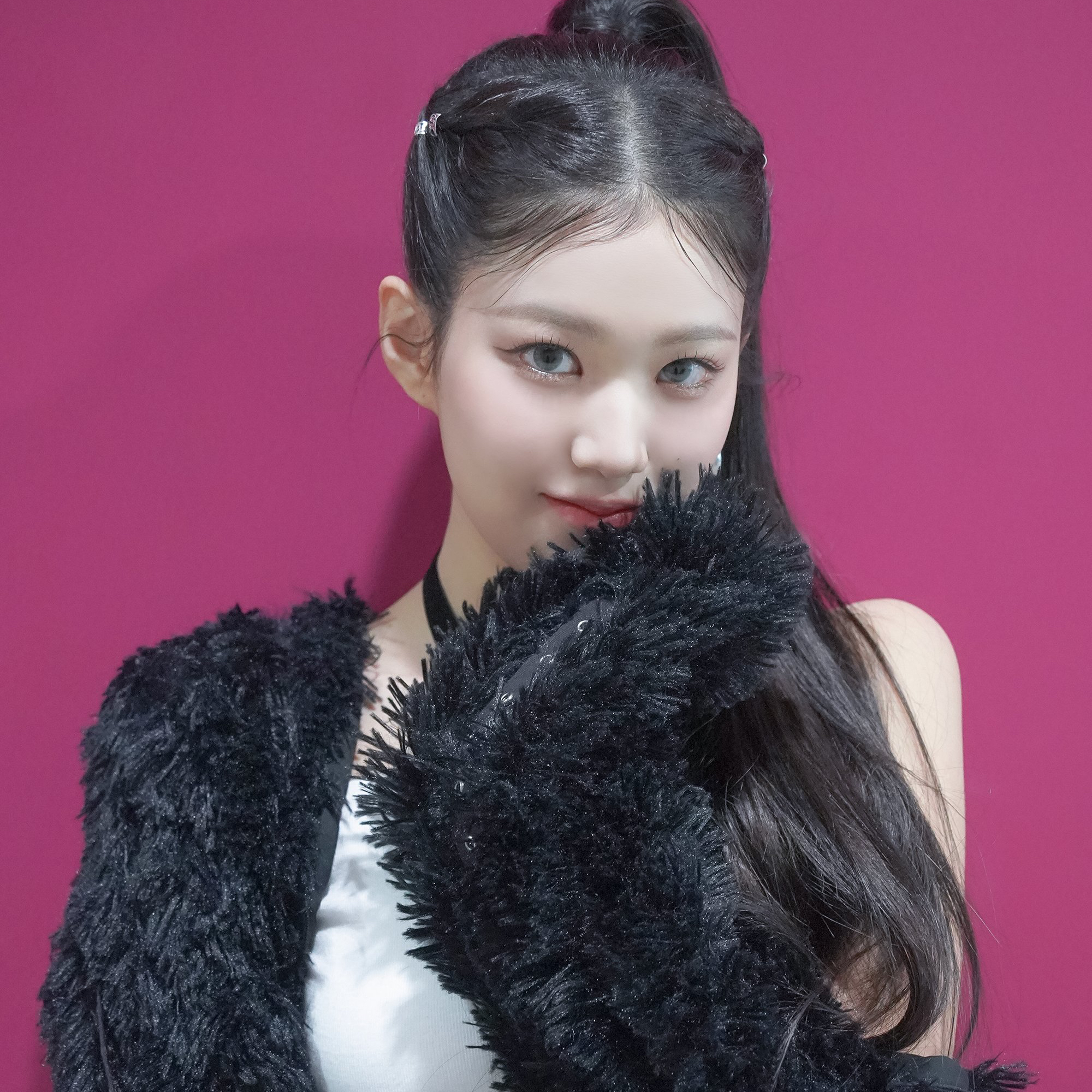 Recent activity shot of Yoon Jiyoon (izna)