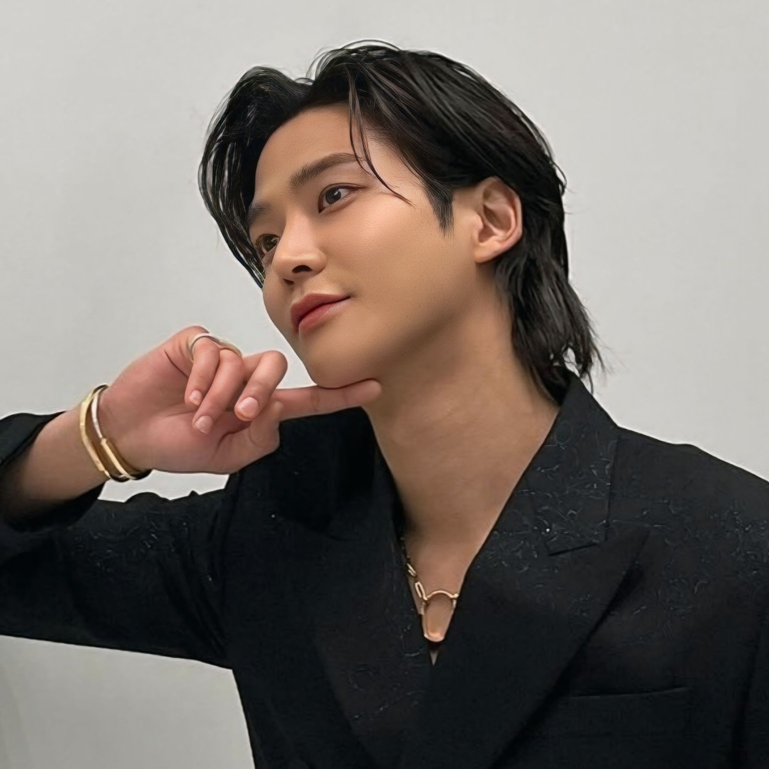 Behind-the-scenes cut of Rowoon