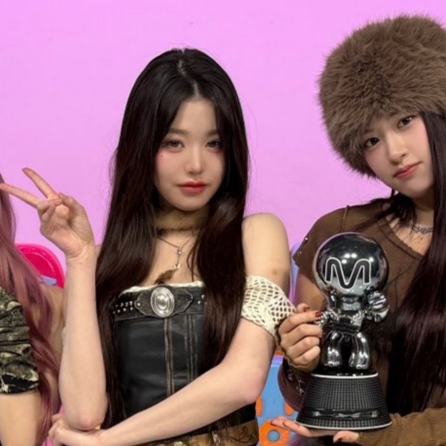 Behind-the-scenes cut of IVE