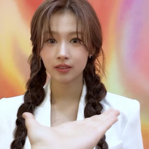 Sana (TWICE)的最新活动照片