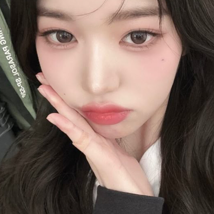 A moment captured by IVE's fan