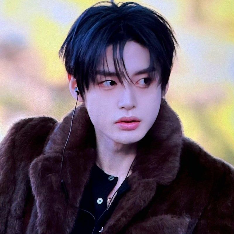 金地雄 (ZEROBASEONE)的最新照片