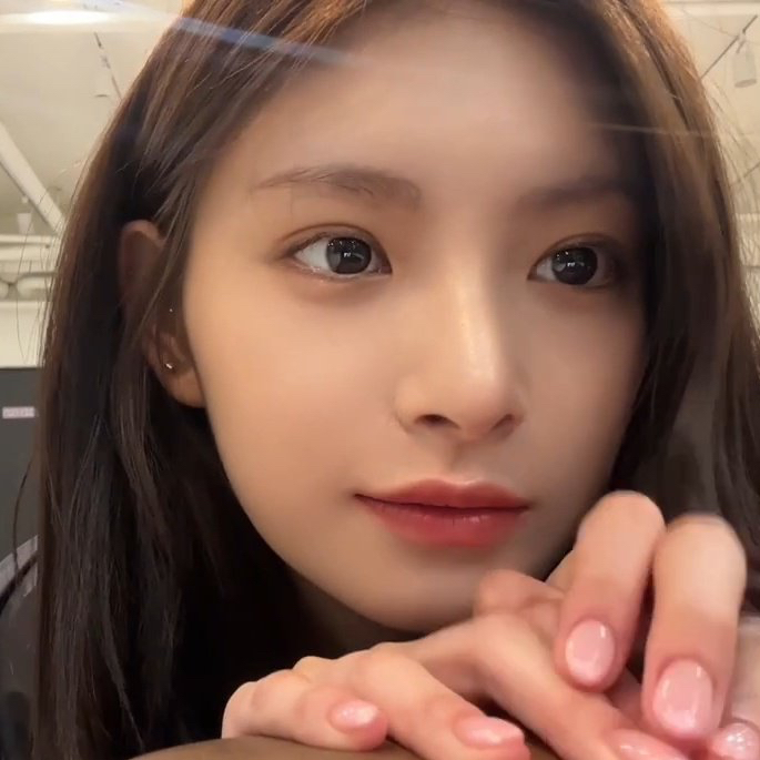 A moment captured by Yiren (EVERGLOW)'s fan