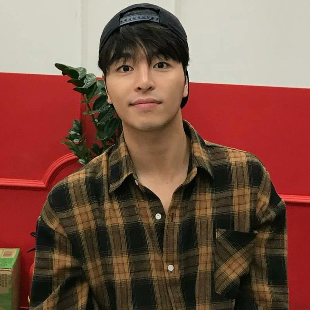 Recent activity shot of JU-NE (iKON)