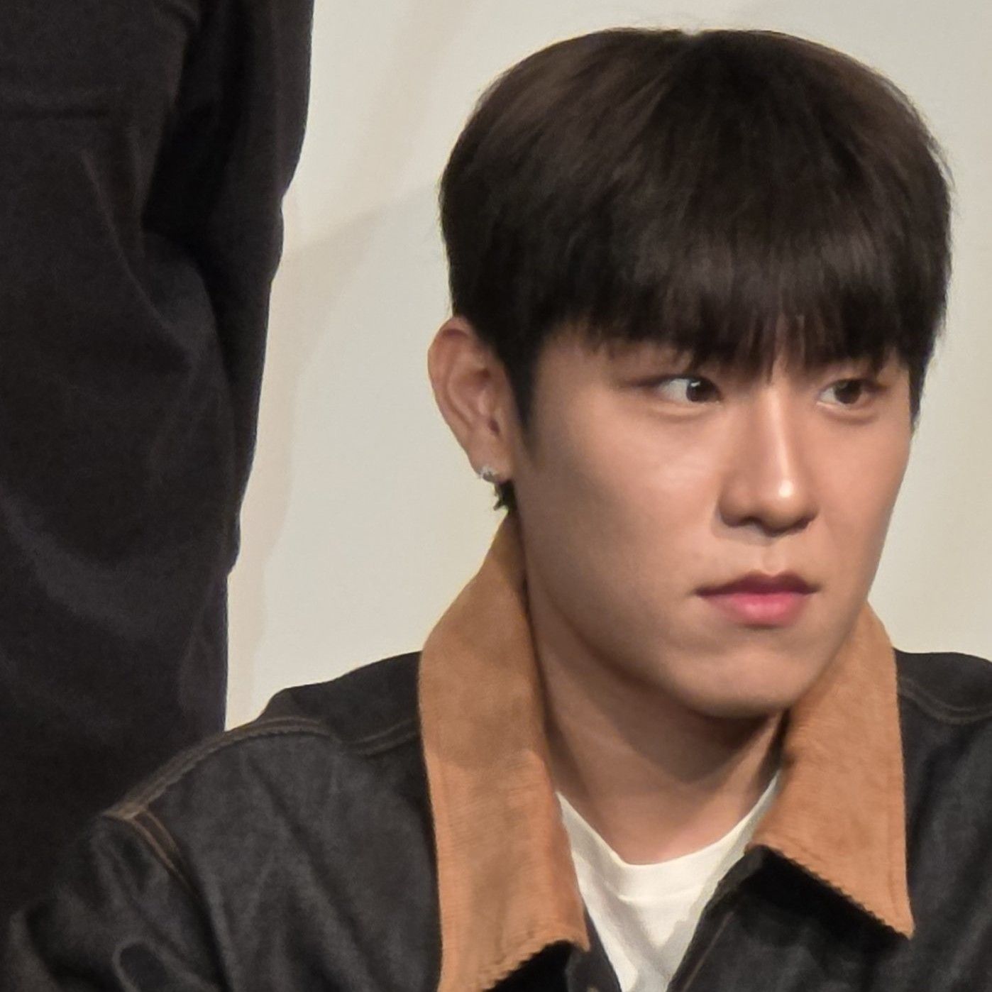 パク・ウジン (AB6IX)の舞台裏ショット