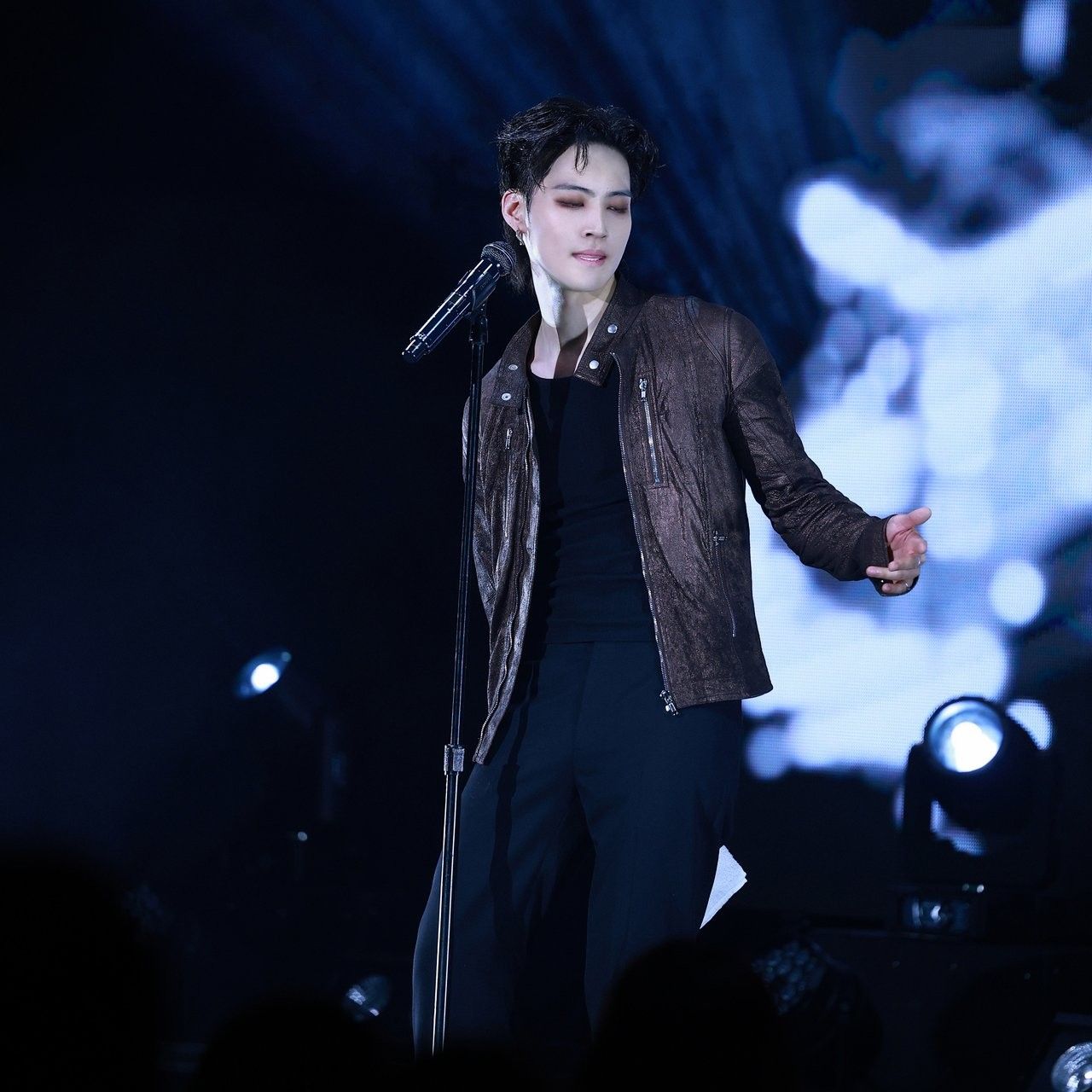 Latest photo of JAY B (GOT7)