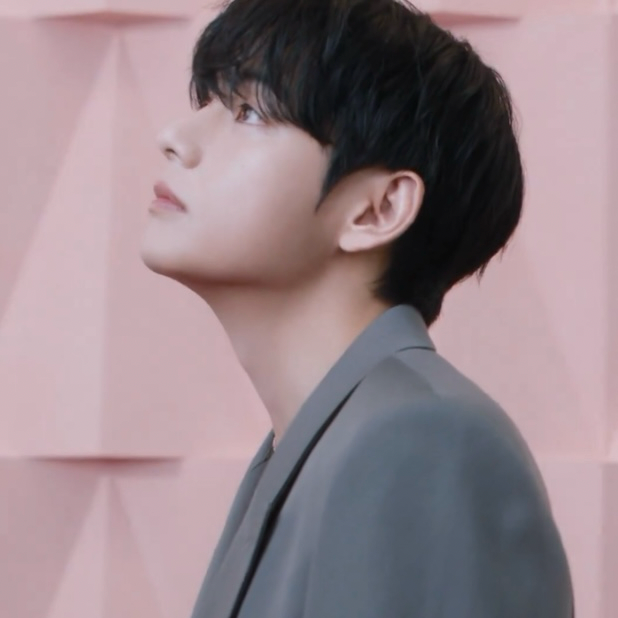 뷔 (방탄소년단)의 최신 사진