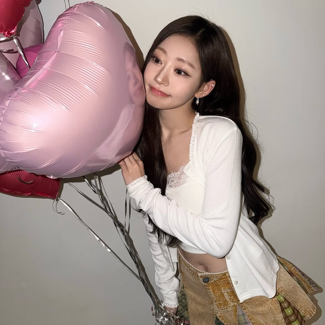 Recent activity shot of Julie (KISS OF LIFE)