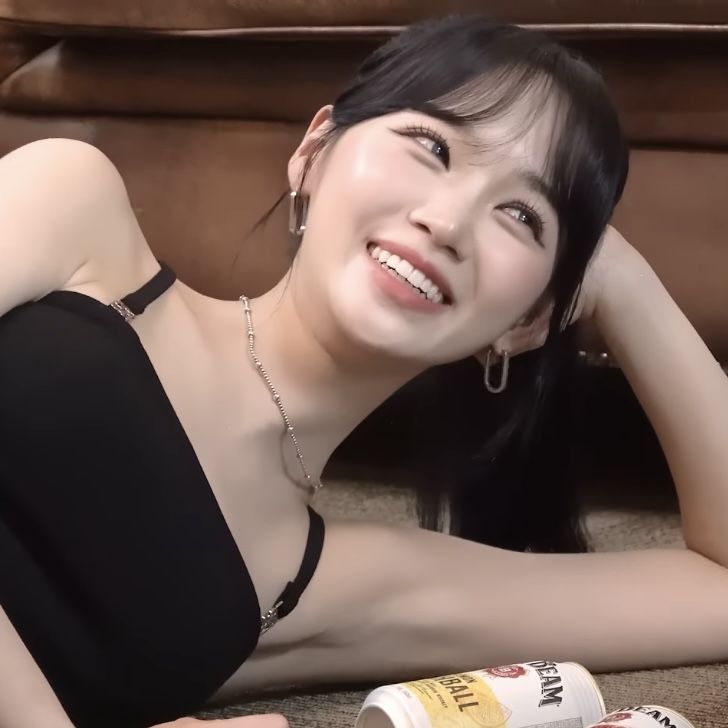 金采源 (LE SSERAFIM)的最新照片