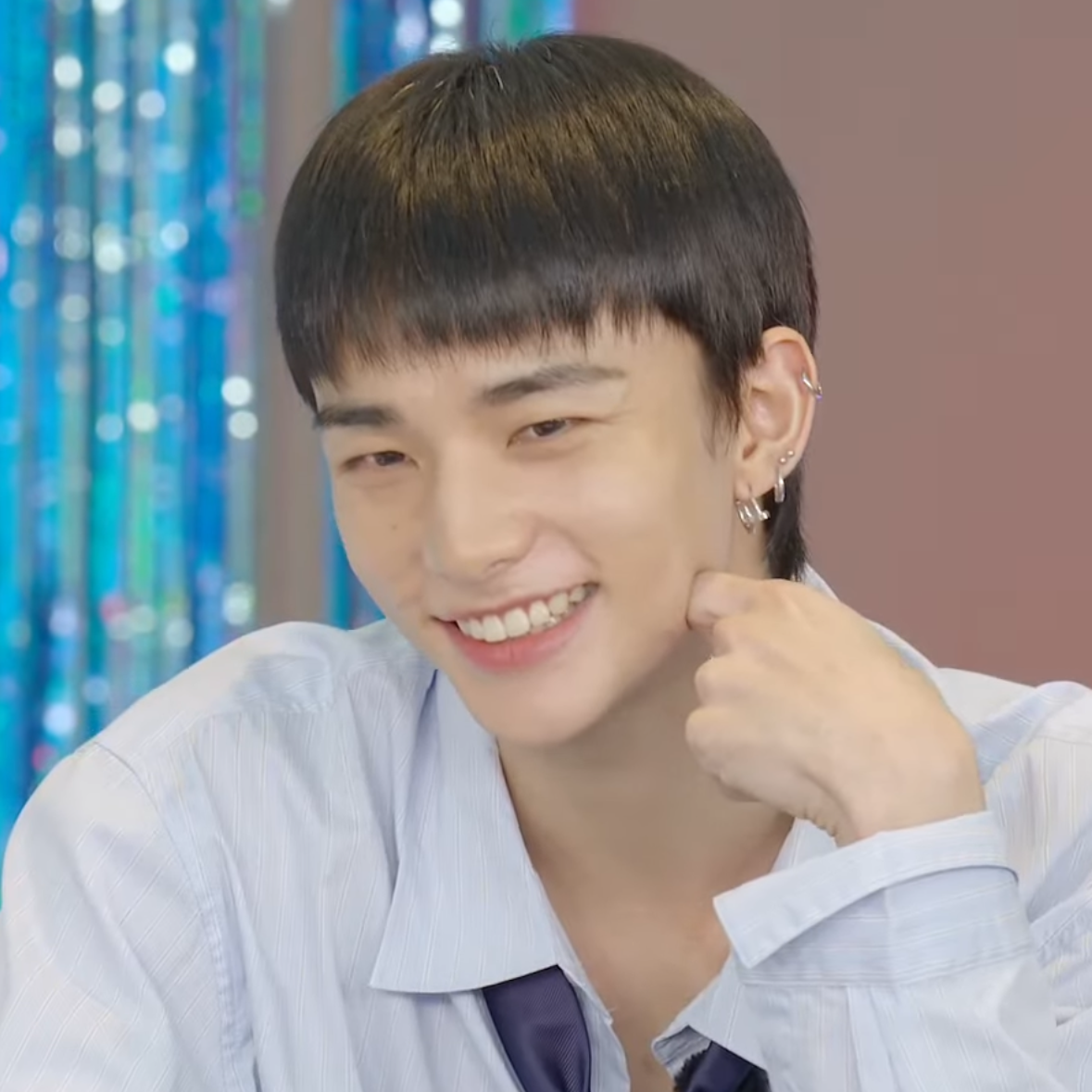 Foto aktivitas terbaru Hyunjin (Stray Kids)