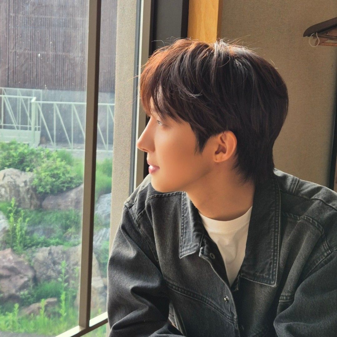 Foto aktivitas terbaru Hui (PENTAGON)