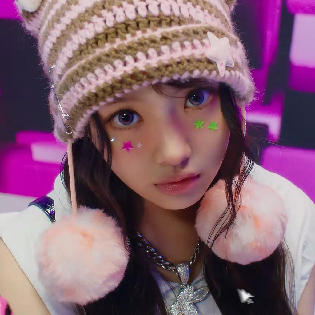 Behind-the-scenes cut of Hyein (NewJeans)
