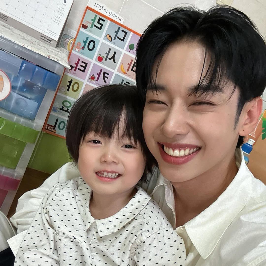 A moment captured by Kim Donghyun (AB6IX)'s fan