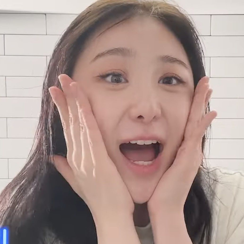 A moment captured by Lee Chaeyeon's fan