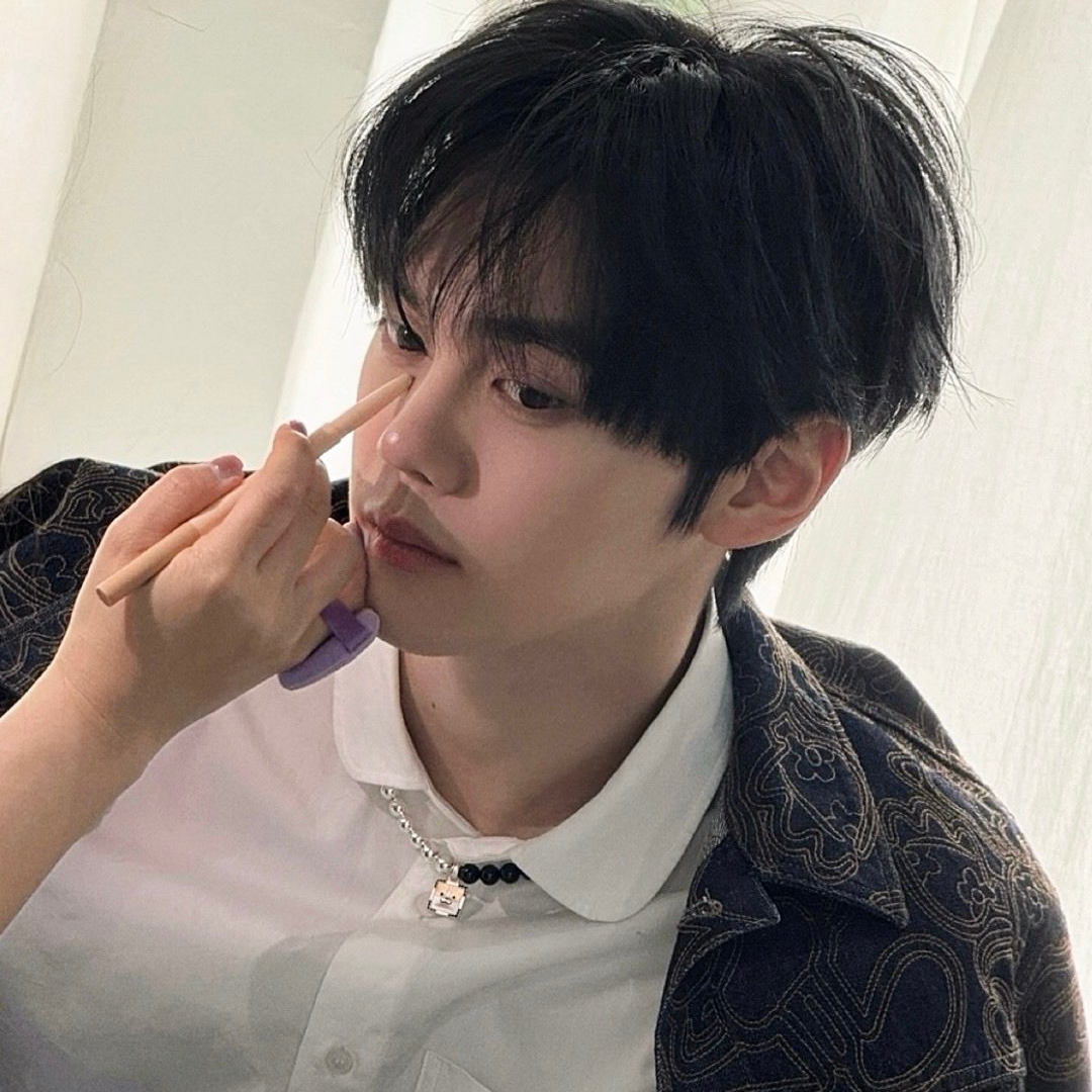 Behind-the-scenes cut of Kim Gyuvin (ZEROBASEONE)