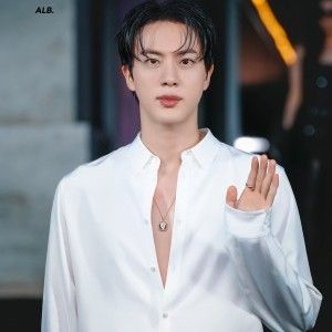 Foto aktivitas terbaru Jin (BTS)