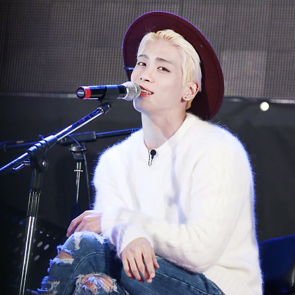 A moment captured by Jonghyun (SHINee)'s fan