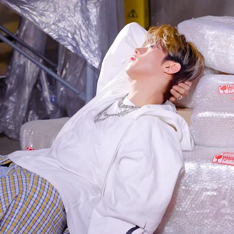 Behind-the-scenes cut of Hyunwoo (Xikers)