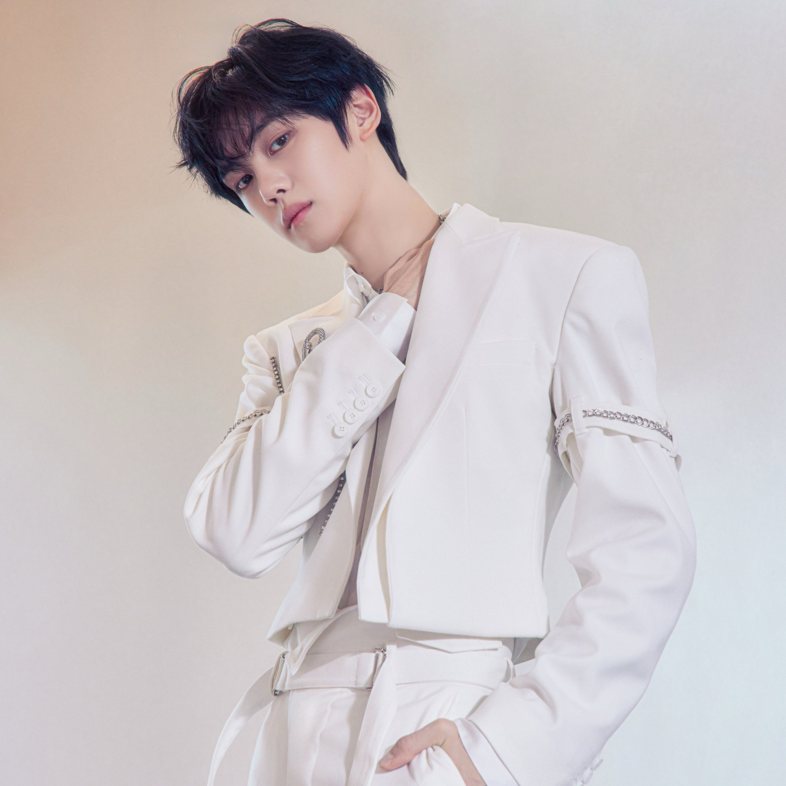 Recent activity shot of Kim Gyuvin (ZEROBASEONE)