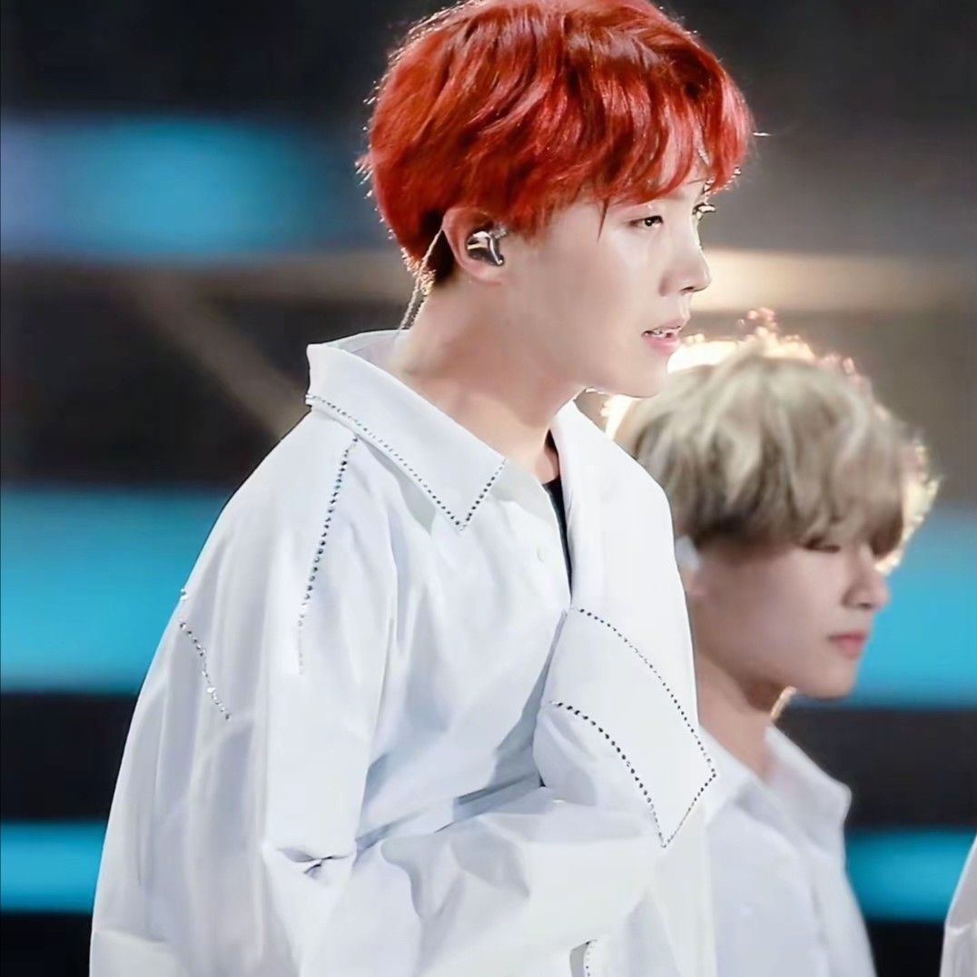 Foto aktivitas terbaru j-hope (BTS)