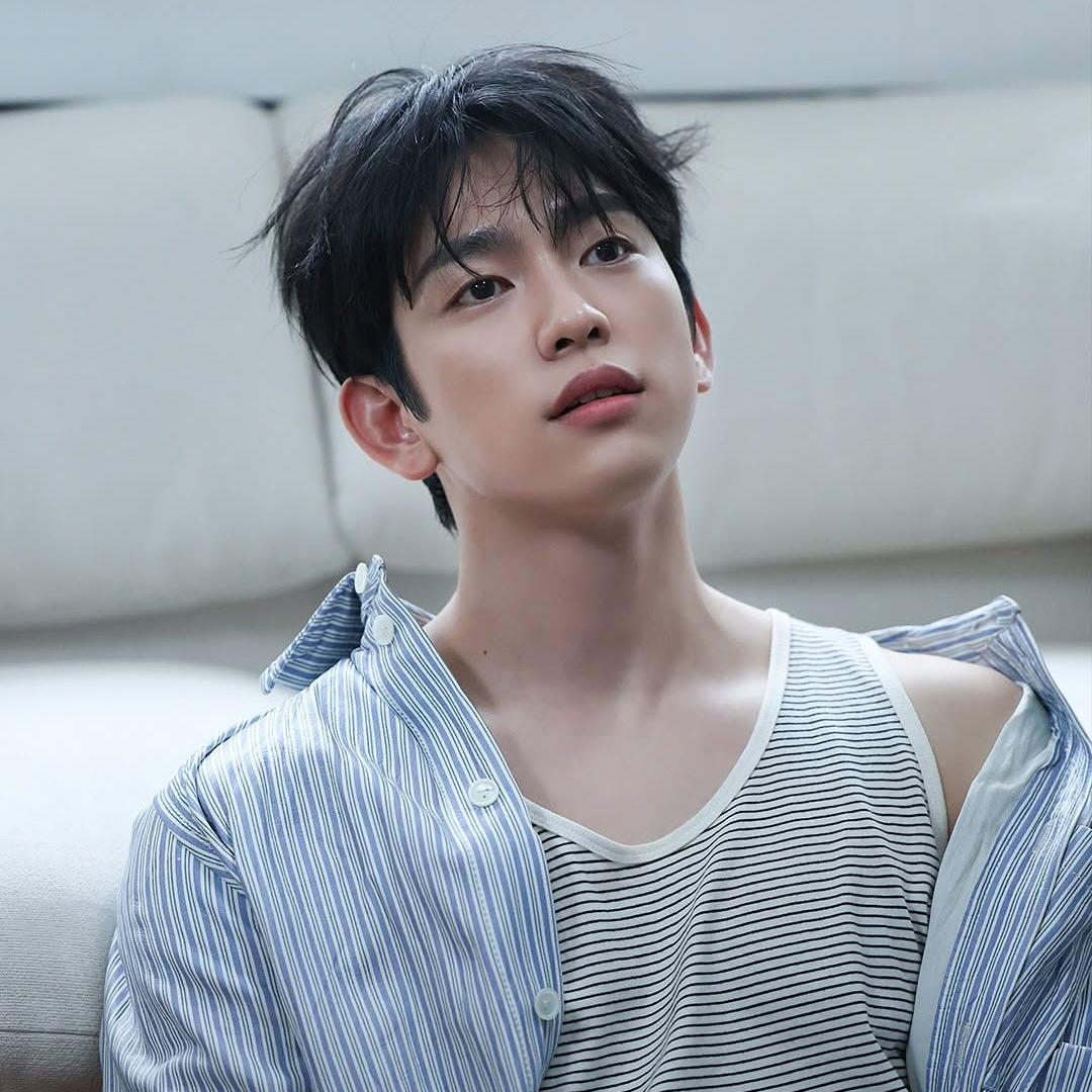 Behind-the-scenes cut of Jinyoung (GOT7)