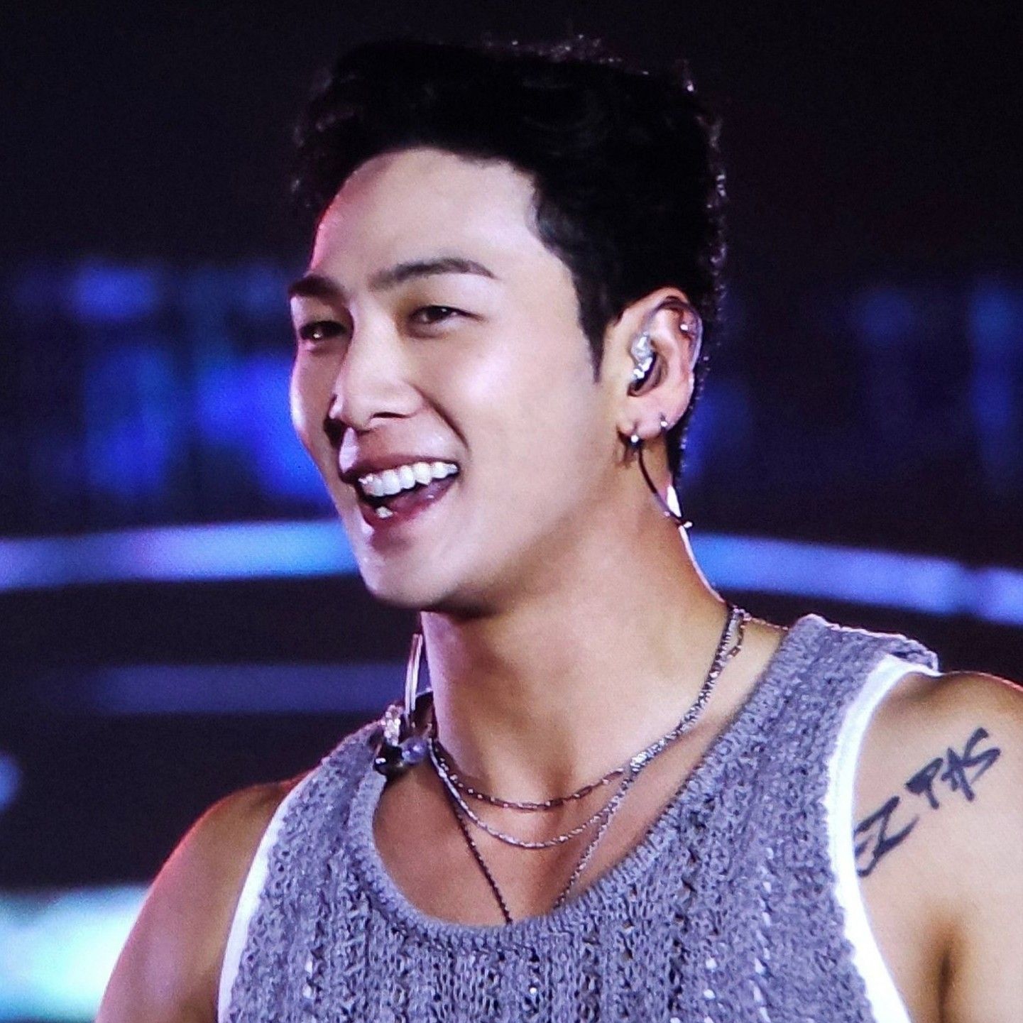 Behind-the-scenes cut of Baekho
