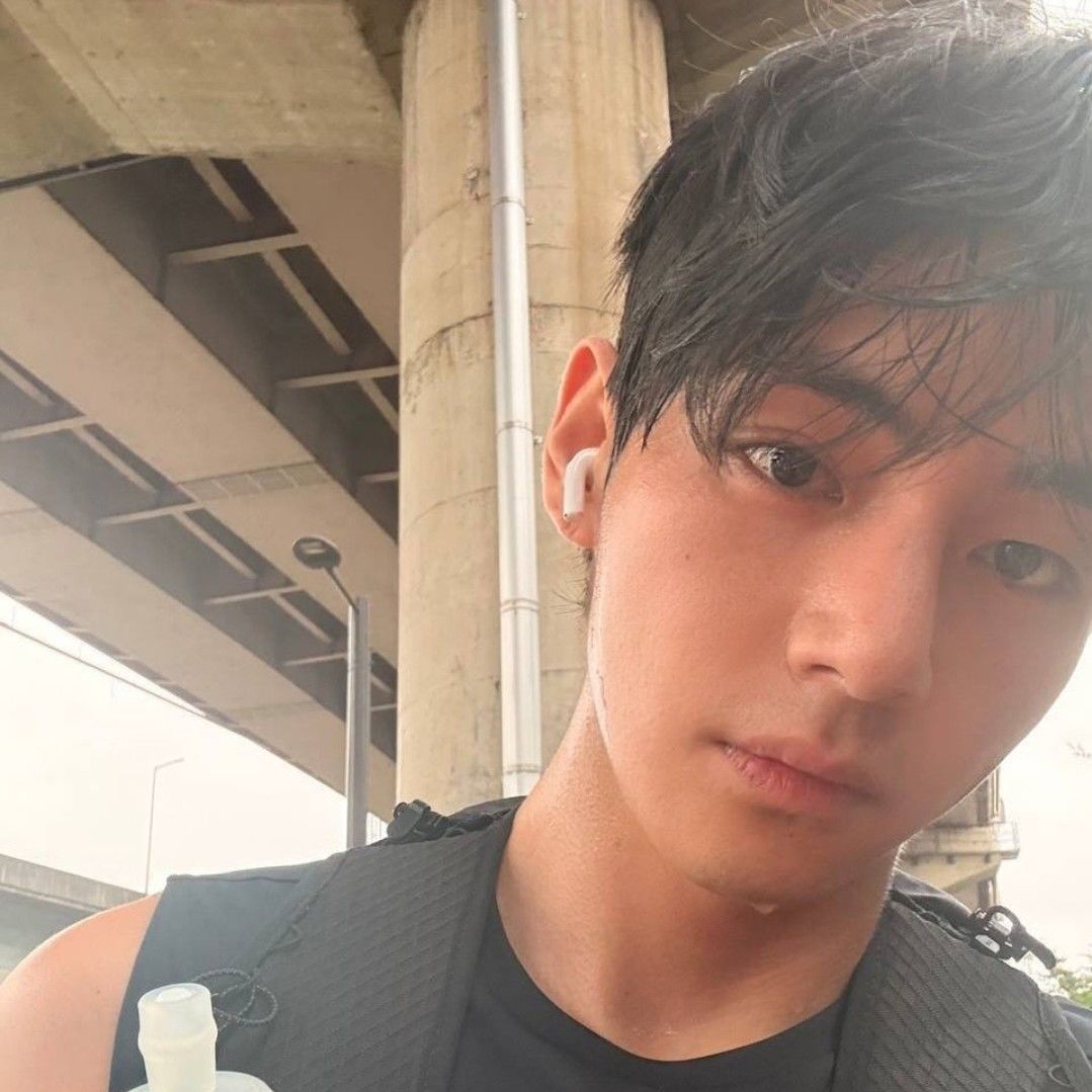 Latest photo of V (BTS)