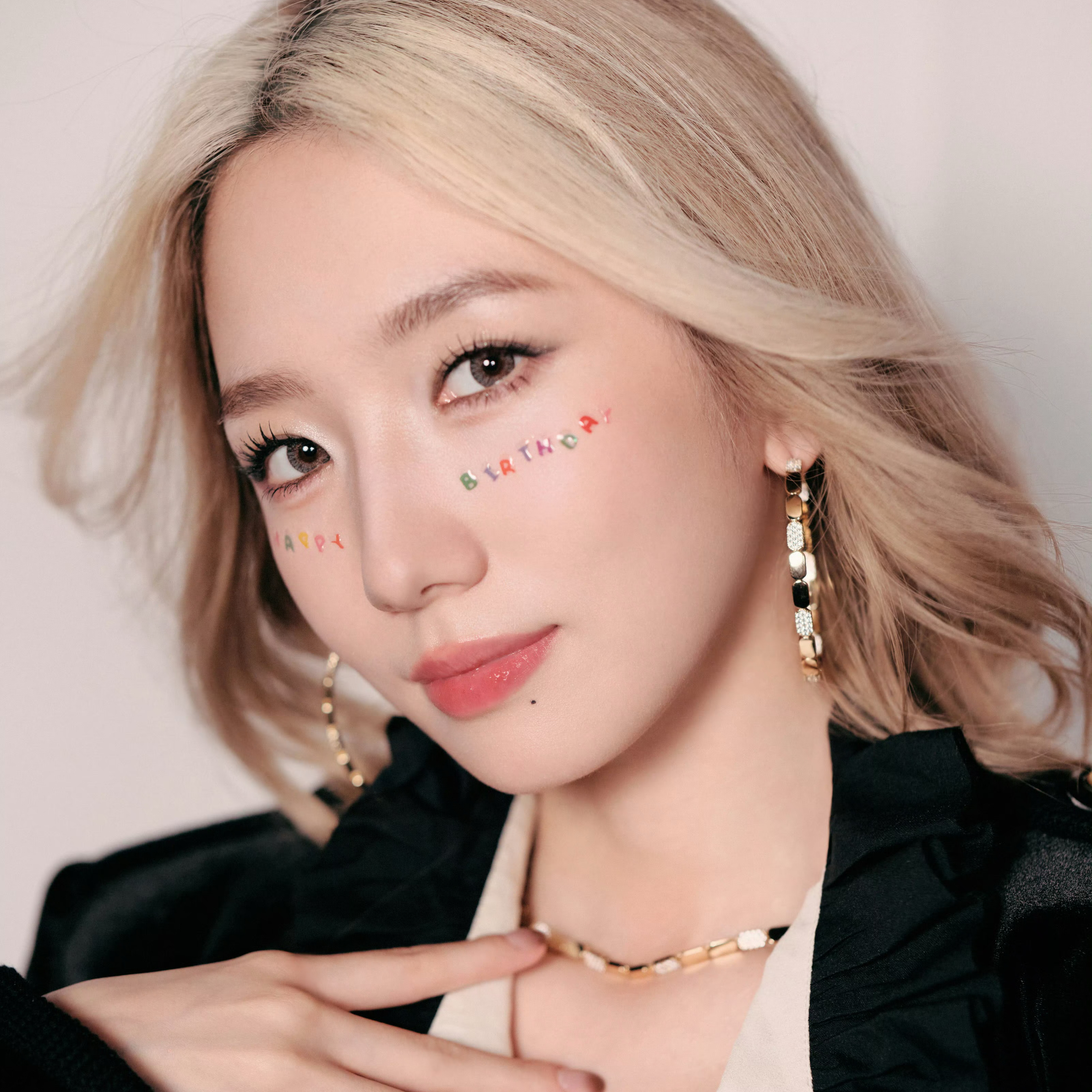 Behind-the-scenes cut of Mei Qi