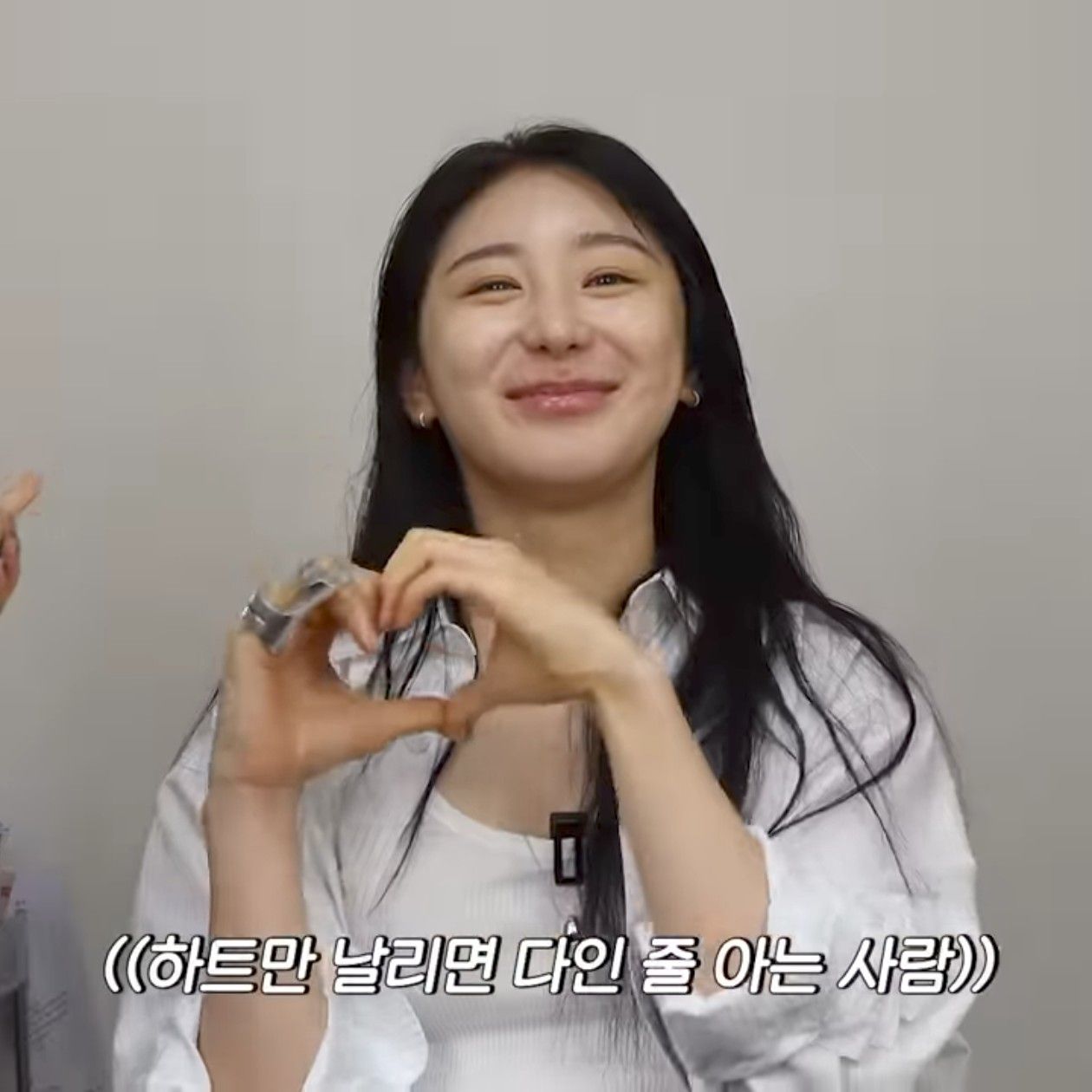 A moment captured by Lee Chaeyeon's fan